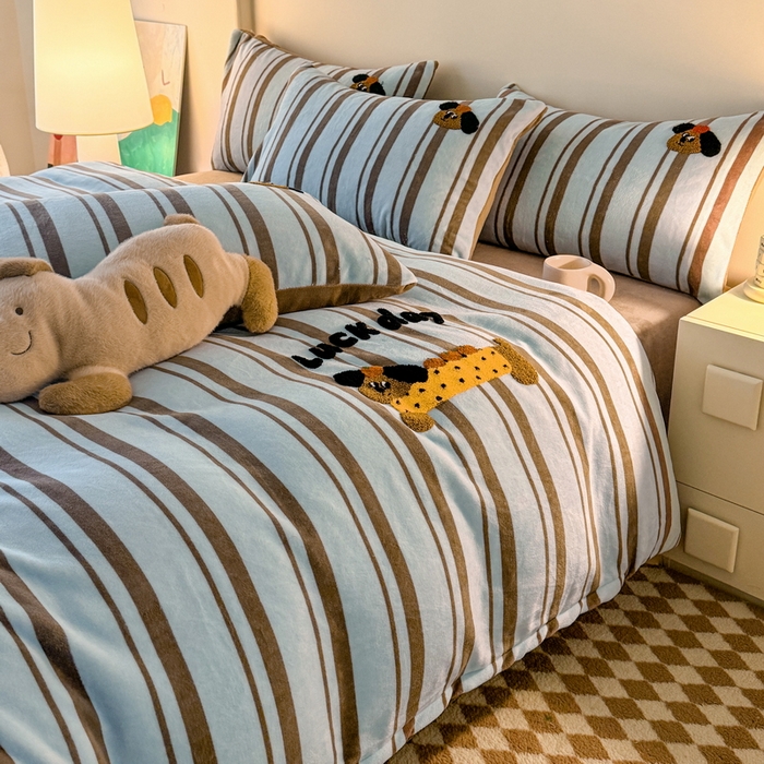 91家纺网 家纺一手货源 找家纺 耀达家居 2024新款ins多巴胺毛巾绣牛奶绒四件套 腊肠狗-条纹蓝咖