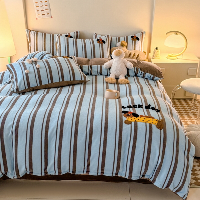 91家纺网 家纺一手货源 找家纺 耀达家居 2024新款ins多巴胺毛巾绣牛奶绒四件套 腊肠狗-条纹蓝咖