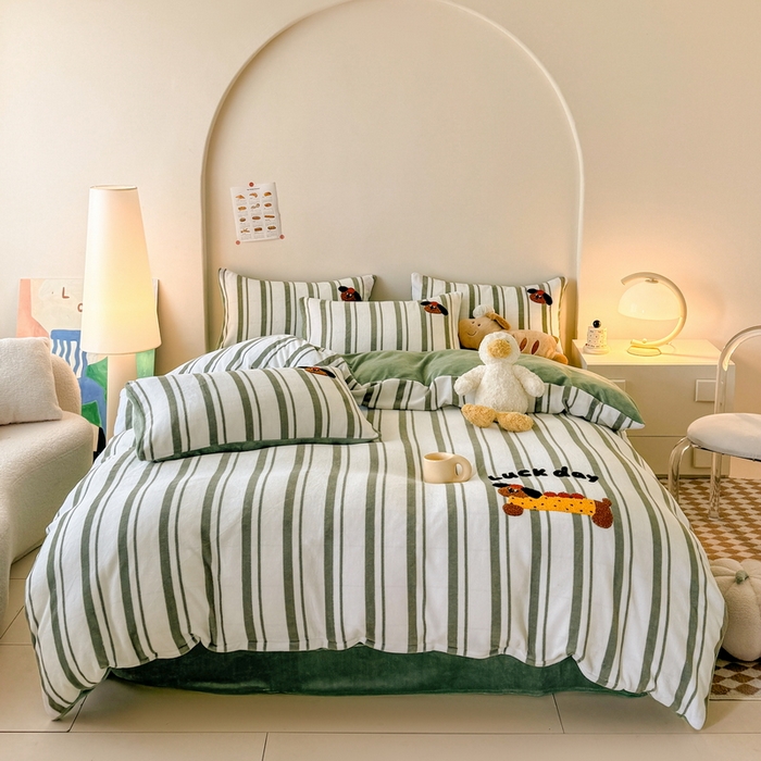 91家纺网 家纺一手货源 找家纺 耀达家居 2024新款ins多巴胺毛巾绣牛奶绒四件套 腊肠狗-条纹复古绿