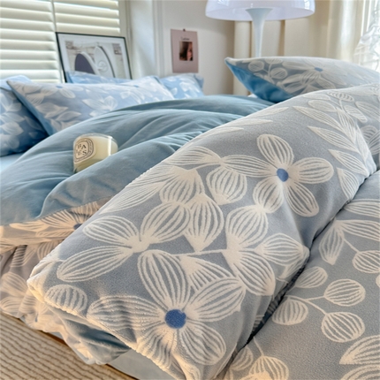 91家纺网 家纺一手货源 找家纺 857家居 2024新款A类雕花牛奶绒四件套 艾丽莎