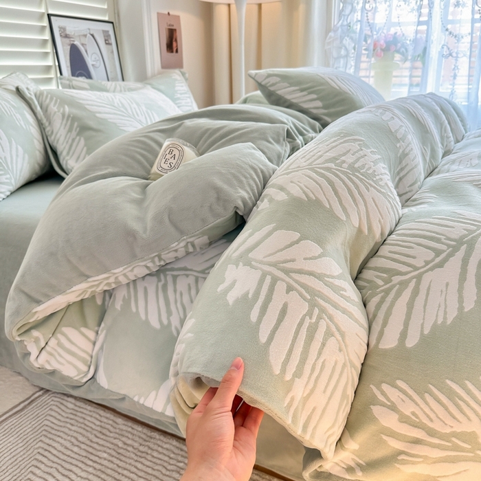 91家纺网 家纺一手货源 找家纺 857家居 2024新款A类雕花牛奶绒四件套 绿影