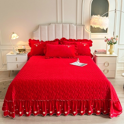 91家纺网 家纺一手货源 找家纺 恒爱家纺 2024新款A类宝宝绒刺绣莫奈花园夹棉床盖款三件套 莫奈花园 喜庆红