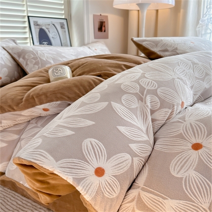 91家纺网 家纺一手货源 找家纺 857家居 2024新款A类雕花牛奶绒四件套 梦幻谷