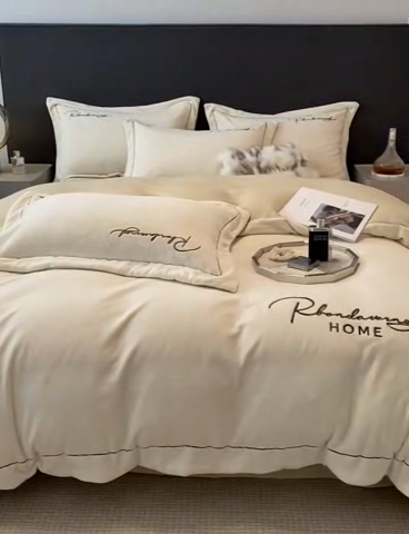 91家纺网 家纺一手货源 找家纺 笙意家纺 2025新款A类牛奶绒宽边刺绣爱丁堡系列四件套 爱丁堡-奶昔白+奶茶