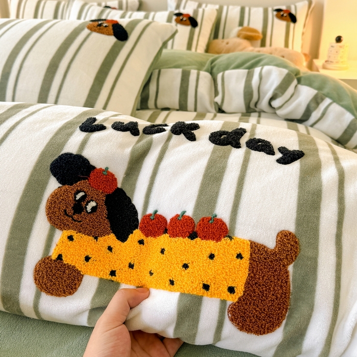 91家纺网 家纺一手货源 找家纺 耀达家居 2024新款ins多巴胺毛巾绣牛奶绒四件套 腊肠狗-条纹复古绿