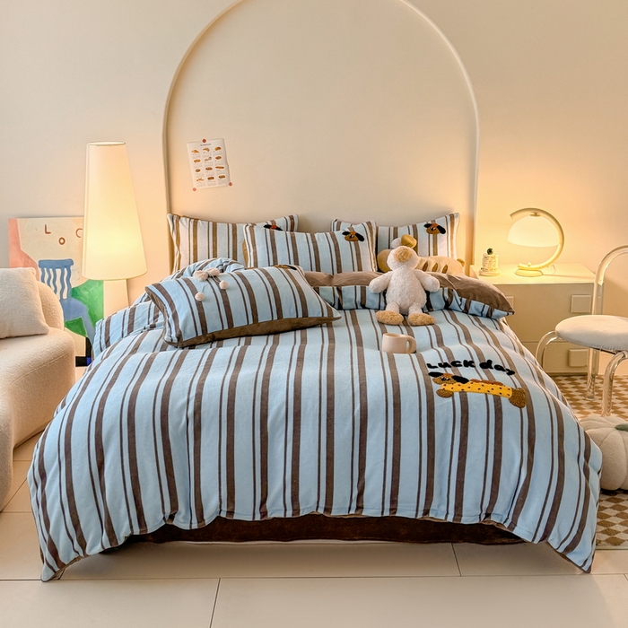 91家纺网 家纺一手货源 找家纺 耀达家居 2024新款ins多巴胺毛巾绣牛奶绒四件套 腊肠狗-条纹蓝咖