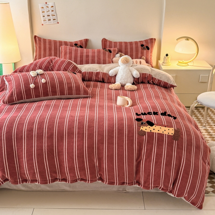 91家纺网 家纺一手货源 找家纺 耀达家居 2024新款ins多巴胺毛巾绣牛奶绒四件套 腊肠狗-条纹安克拉红