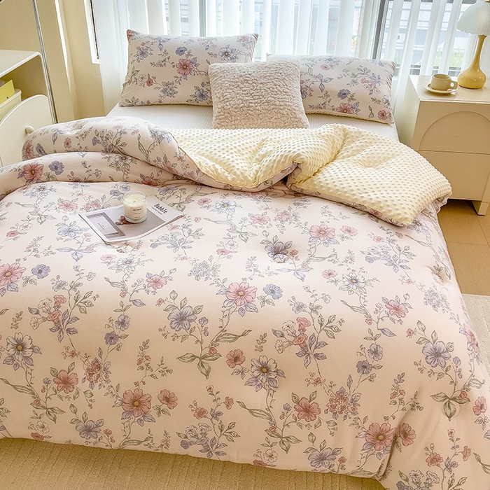 91家纺网 家纺一手货源 找家纺 米菲 2024新款印花双层纱豆豆绒大豆冬被 爱在花开