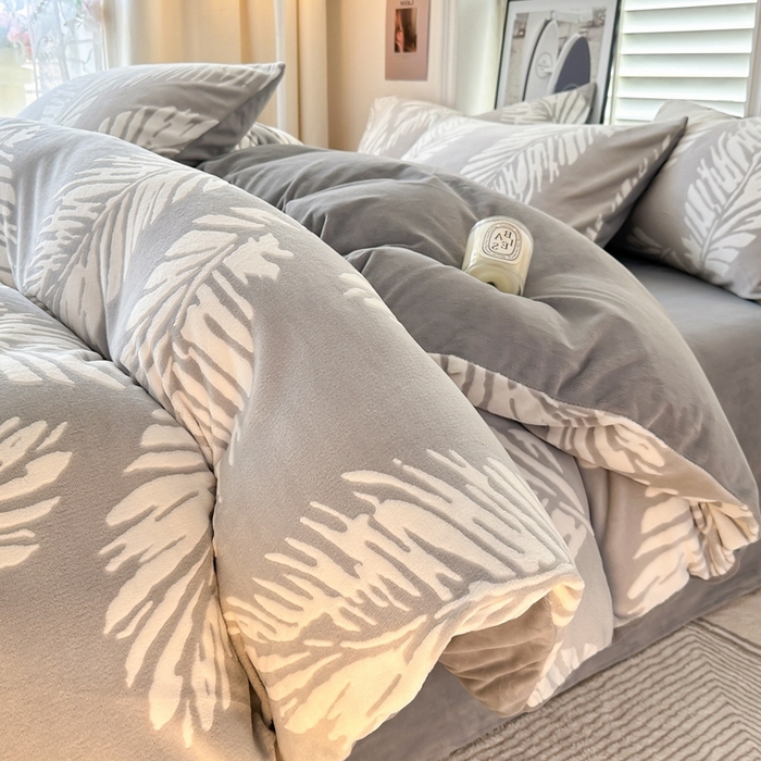 91家纺网 家纺一手货源 找家纺 857家居 2024新款A类雕花牛奶绒四件套 枫叶