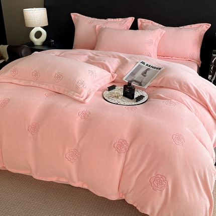 91家纺网 家纺一手货源 找家纺 （总）你好美丽 2025新款A类200克牛奶绒山茶花刺绣四件套