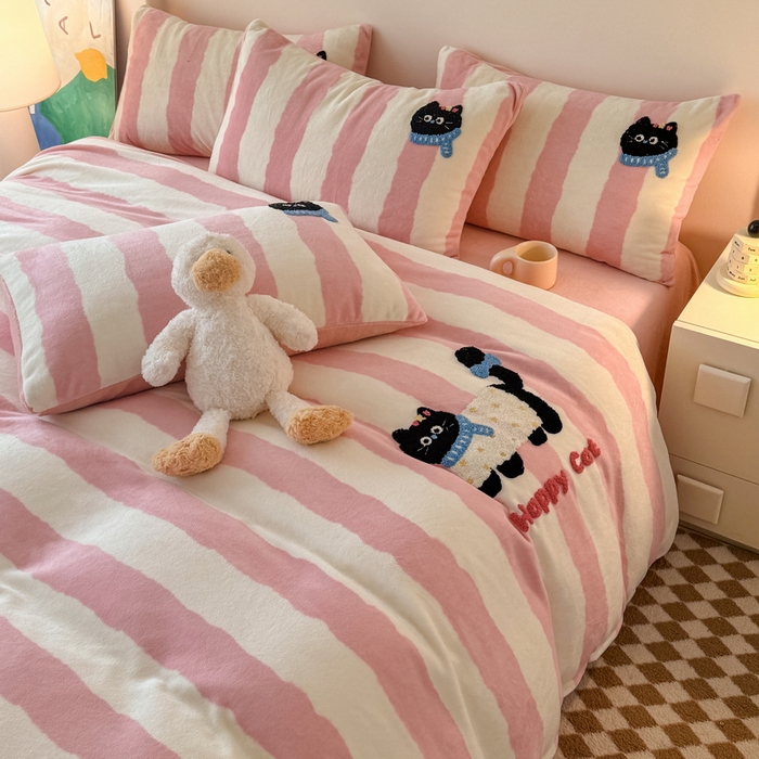 91家纺网 家纺一手货源 找家纺 耀达家居 2024新款ins多巴胺毛巾绣牛奶绒四件套 喵星人-条纹少女粉