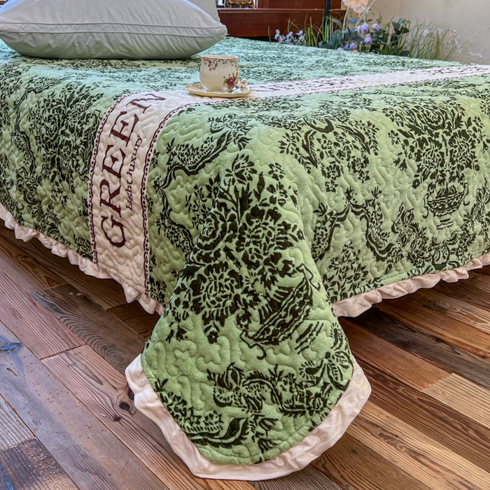 91家纺网 家纺一手货源 找家纺 悦织湾家纺 2025新款印花牛奶绒花边夹棉床盖 图腾