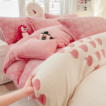 91家纺网 家纺一手货源 找家纺 （总）梵克保罗 2024秋冬印花卡通轻奢纯色牛奶绒单品四件套