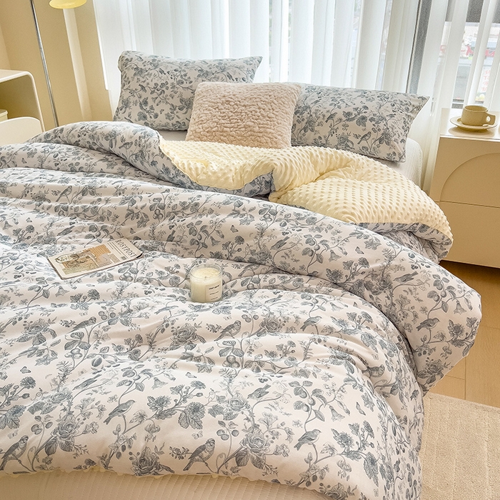 91家纺网 家纺一手货源 找家纺 米菲 2024新款印花双层纱豆豆绒大豆冬被 花梦缘