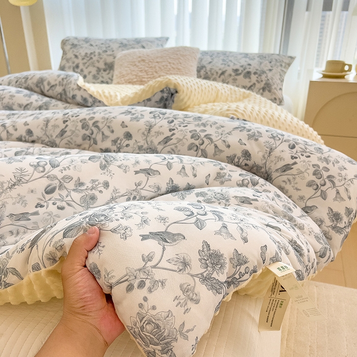 91家纺网 家纺一手货源 找家纺 米菲 2024新款印花双层纱豆豆绒大豆冬被 花梦缘