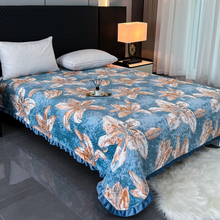 91家纺网 家纺一手货源 找家纺 悦织湾家纺 2025新款印花牛奶绒花边夹棉床盖 梦境