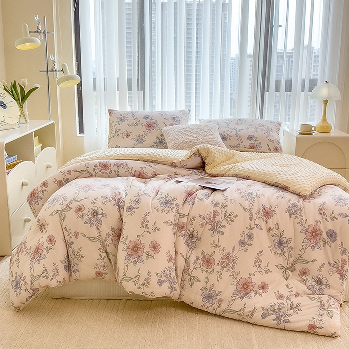 91家纺网 家纺一手货源 找家纺 米菲 2024新款印花双层纱豆豆绒大豆冬被 爱在花开