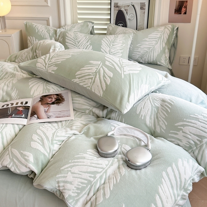 91家纺网 家纺一手货源 找家纺 857家居 2024新款A类雕花牛奶绒四件套 绿影