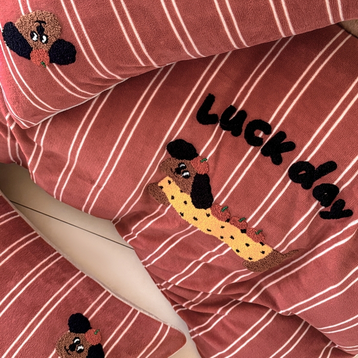 91家纺网 家纺一手货源 找家纺 耀达家居 2024新款ins多巴胺毛巾绣牛奶绒四件套 腊肠狗-条纹安克拉红