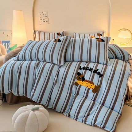 91家纺网 家纺一手货源 找家纺 耀达家居 2024新款ins多巴胺毛巾绣牛奶绒四件套 腊肠狗-条纹蓝咖