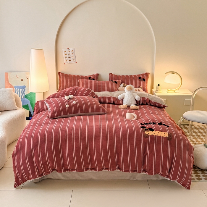 91家纺网 家纺一手货源 找家纺 耀达家居 2024新款ins多巴胺毛巾绣牛奶绒四件套 腊肠狗-条纹安克拉红