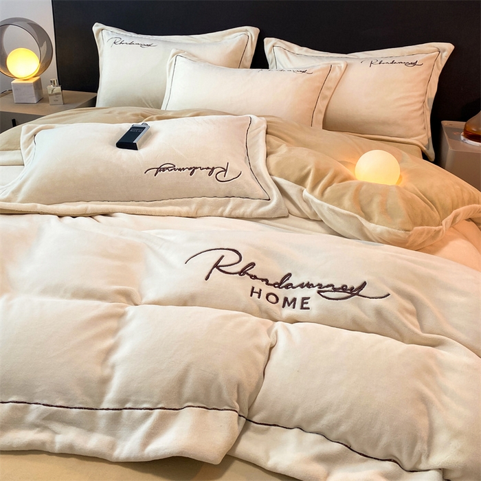 91家纺网 家纺一手货源 找家纺 笙意家纺 2025新款A类牛奶绒宽边刺绣爱丁堡系列四件套 爱丁堡-奶昔白+奶茶