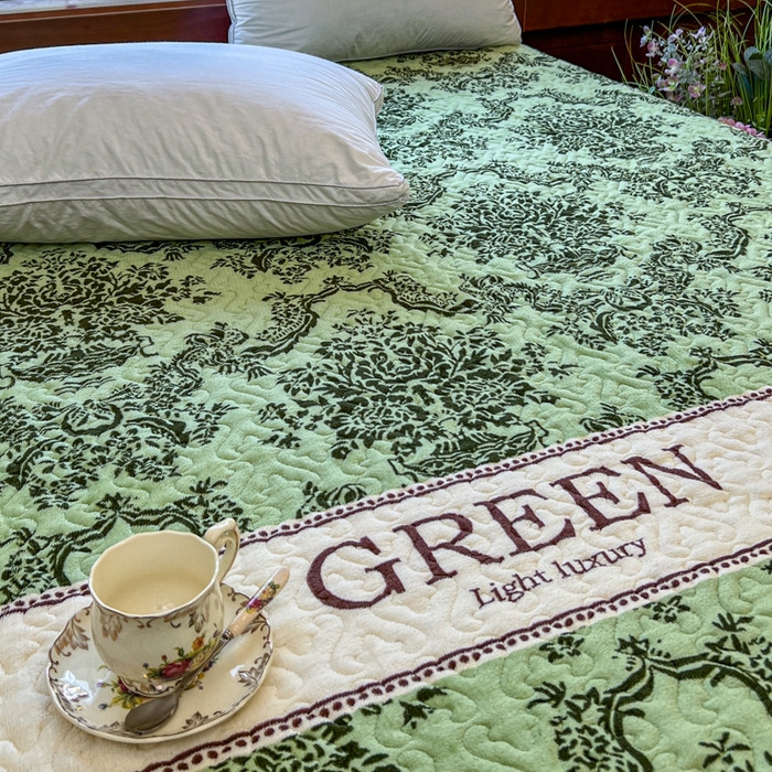 91家纺网 家纺一手货源 找家纺 悦织湾家纺 2025新款印花牛奶绒花边夹棉床盖 图腾