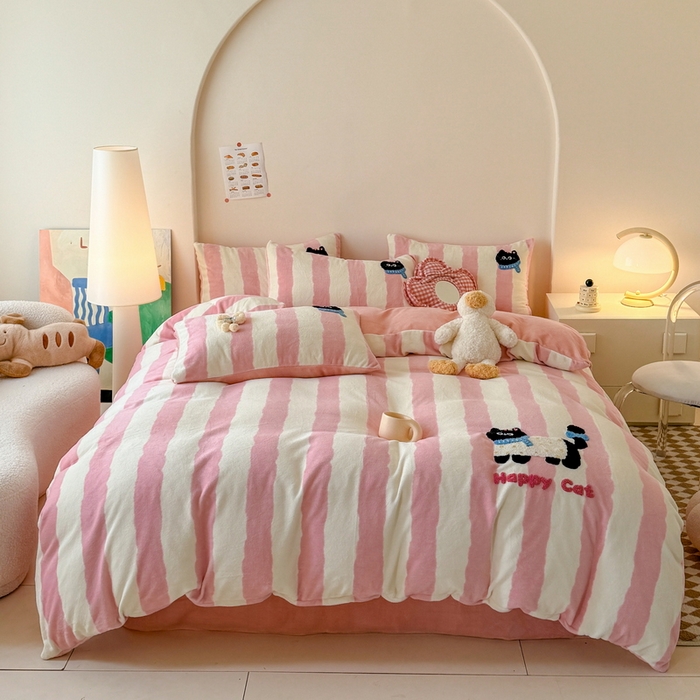 91家纺网 家纺一手货源 找家纺 耀达家居 2024新款ins多巴胺毛巾绣牛奶绒四件套 喵星人-条纹少女粉