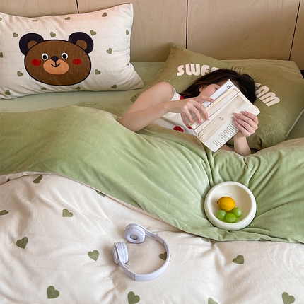 91家纺网 家纺一手货源 找家纺 羚羊语家纺 2024新款ins博主风牛奶绒四件套数码印花小红书爆款秋冬加厚宝宝绒婴儿绒法莱绒法兰绒珊瑚绒三件套 禁止焦绿