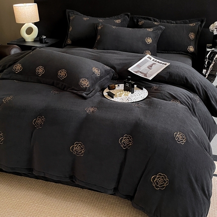 91家纺网 家纺一手货源 找家纺 你好美丽 2025新款A类200克牛奶绒山茶花刺绣四件套 山茶花黑