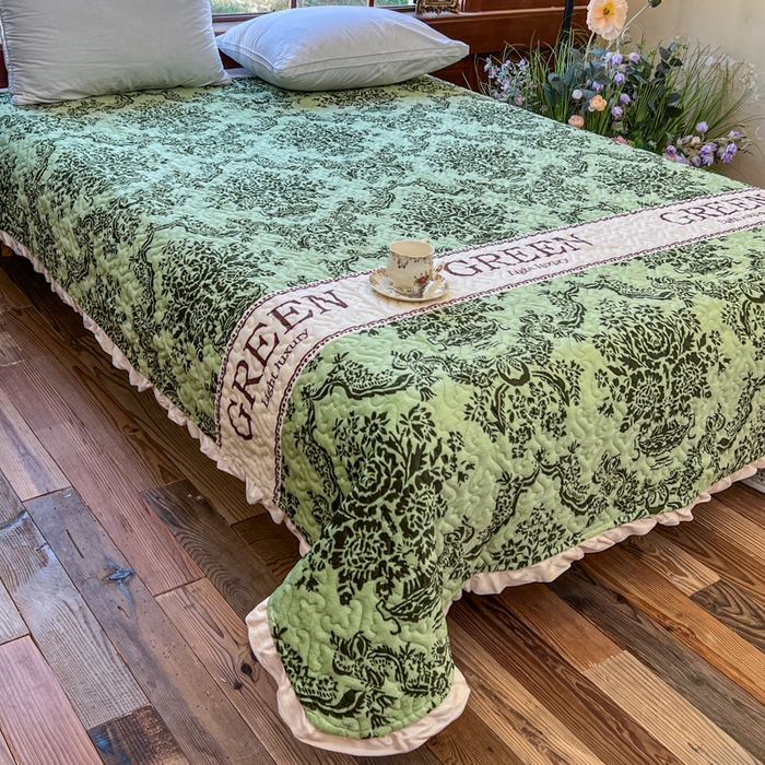 91家纺网 家纺一手货源 找家纺 悦织湾家纺 2025新款印花牛奶绒花边夹棉床盖 图腾