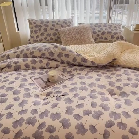 91家纺网 家纺一手货源 找家纺 米菲 2024新款印花双层纱豆豆绒大豆冬被 秋日枫叶