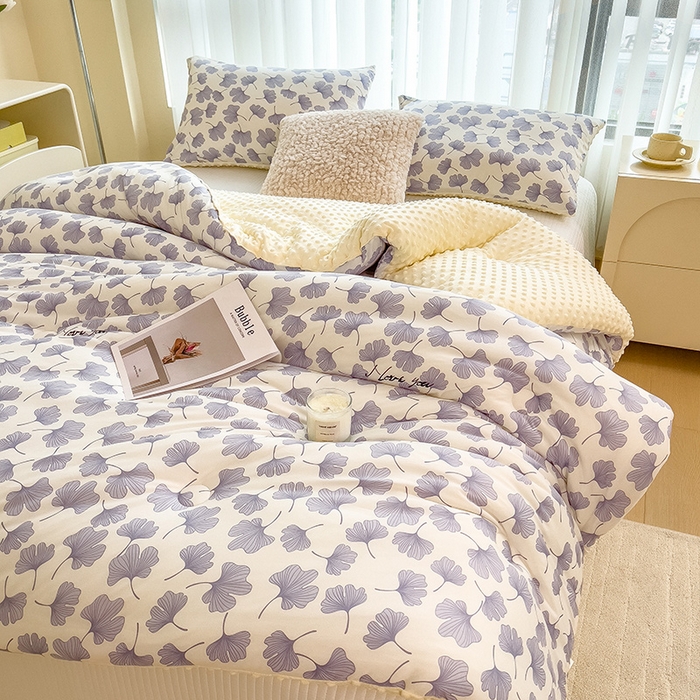 91家纺网 家纺一手货源 找家纺 米菲 2024新款印花双层纱豆豆绒大豆冬被 秋日枫叶