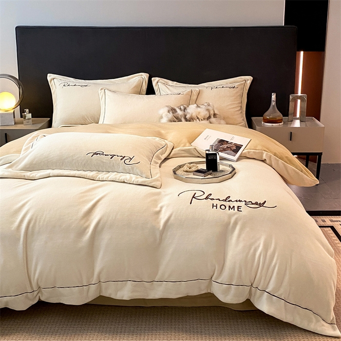 91家纺网 家纺一手货源 找家纺 笙意家纺 2025新款A类牛奶绒宽边刺绣爱丁堡系列四件套 爱丁堡-奶昔白+奶茶