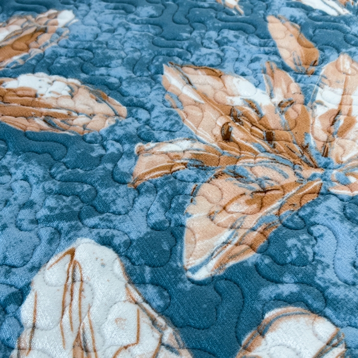 91家纺网 家纺一手货源 找家纺 悦织湾家纺 2025新款印花牛奶绒花边夹棉床盖 梦境