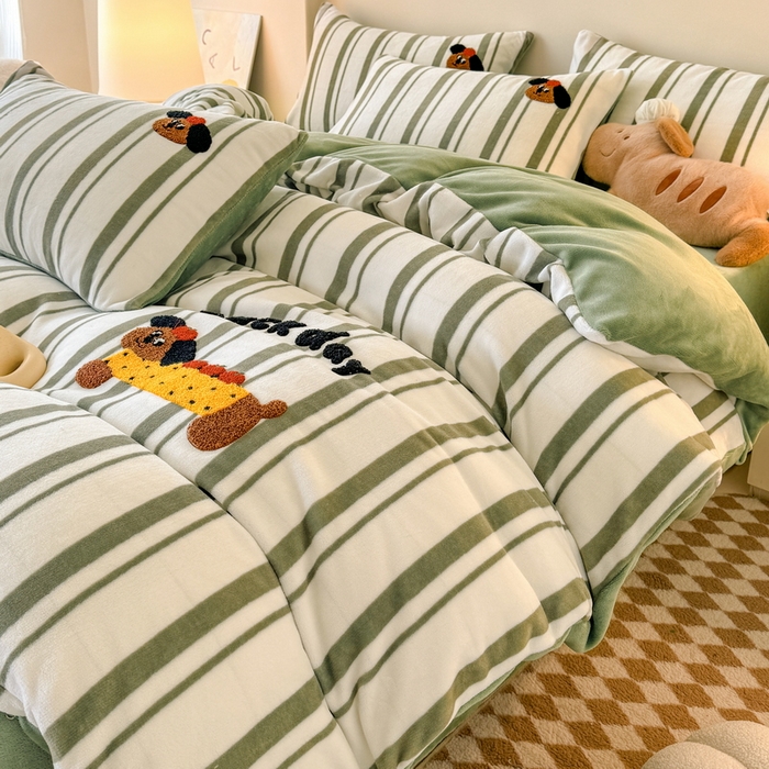 91家纺网 家纺一手货源 找家纺 耀达家居 2024新款ins多巴胺毛巾绣牛奶绒四件套 腊肠狗-条纹复古绿