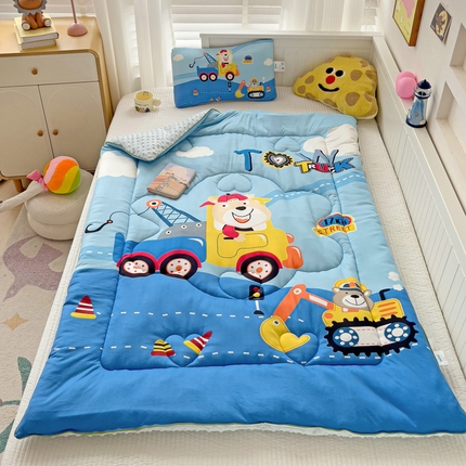 91家纺网 家纺一手货源 找家纺 沁童儿童用品店 2024新款大版针织棉安抚豆豆绒儿童被被子被芯 小熊工程车