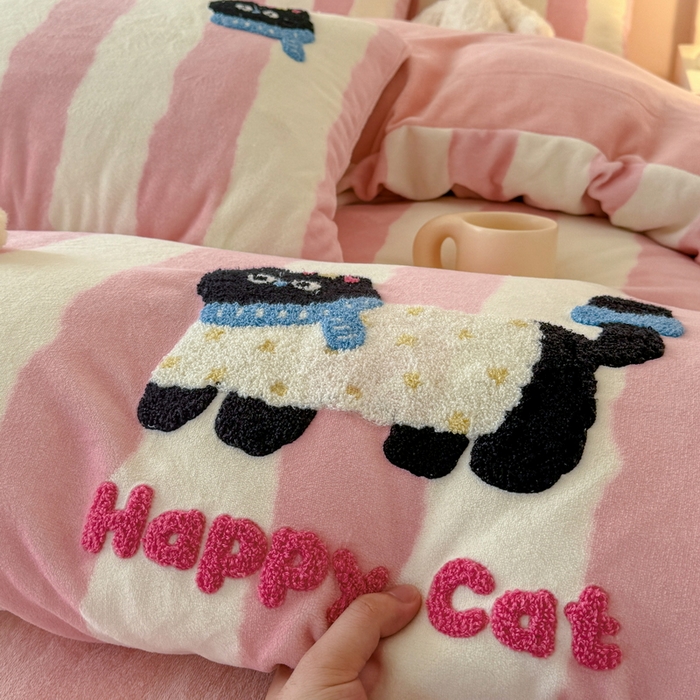 91家纺网 家纺一手货源 找家纺 耀达家居 2024新款ins多巴胺毛巾绣牛奶绒四件套 喵星人-条纹少女粉