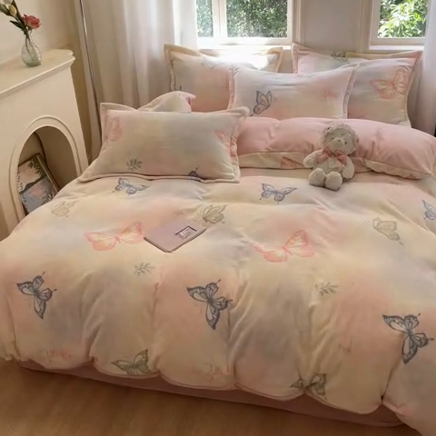 91家纺网 家纺一手货源 找家纺 沐慕 2024新款200g加厚牛奶绒四件套 蝴蝶飘飘