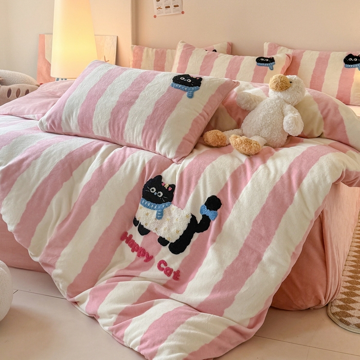 91家纺网 家纺一手货源 找家纺 耀达家居 2024新款ins多巴胺毛巾绣牛奶绒四件套 喵星人-条纹少女粉