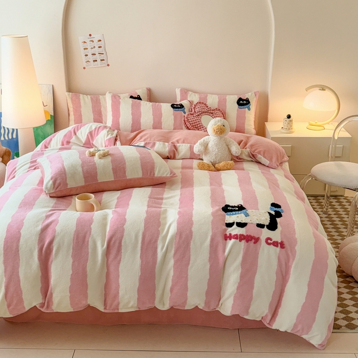 91家纺网 家纺一手货源 找家纺 耀达家居 2024新款ins多巴胺毛巾绣牛奶绒四件套 喵星人-条纹少女粉