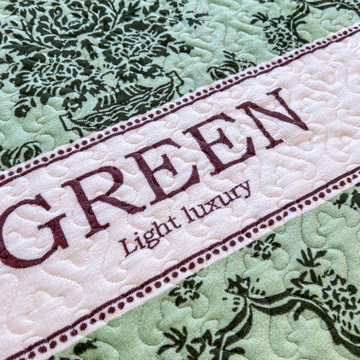 91家纺网 家纺一手货源 找家纺 悦织湾家纺 2025新款印花牛奶绒花边夹棉床盖 图腾