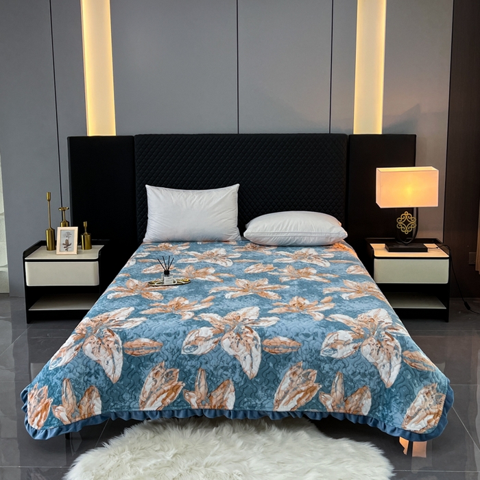 91家纺网 家纺一手货源 找家纺 悦织湾家纺 2025新款印花牛奶绒花边夹棉床盖 梦境