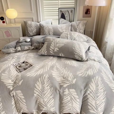 91家纺网 家纺一手货源 找家纺 857家居 2024新款A类雕花牛奶绒四件套 枫叶