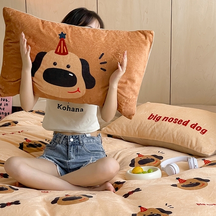 91家纺网 家纺一手货源 找家纺 羚羊语家纺 2024新款ins博主风牛奶绒四件套数码印花小红书爆款秋冬加厚宝宝绒婴儿绒法莱绒法兰绒珊瑚绒三件套 大鼻狗