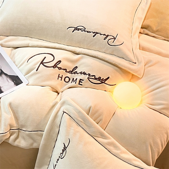 91家纺网 家纺一手货源 找家纺 笙意家纺 2025新款A类牛奶绒宽边刺绣爱丁堡系列四件套 爱丁堡-奶昔白+奶茶