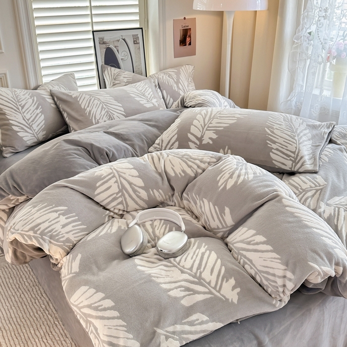 91家纺网 家纺一手货源 找家纺 857家居 2024新款A类雕花牛奶绒四件套 枫叶