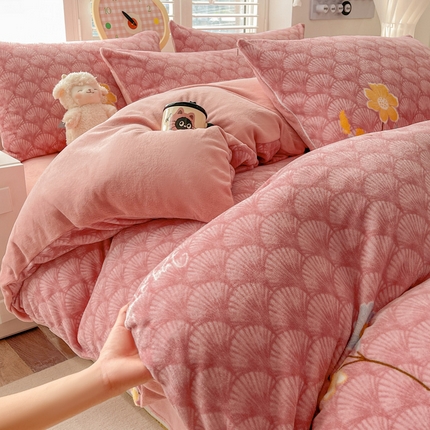 91家纺网 家纺一手货源 找家纺 （总）梵克保罗 2024秋冬印花卡通轻奢纯色牛奶绒单品四件套