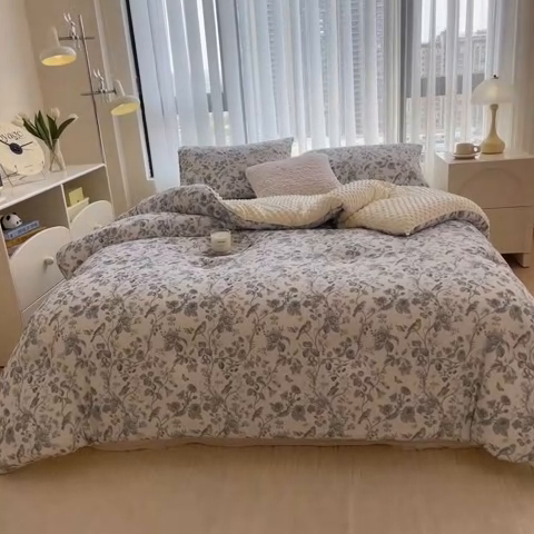 91家纺网 家纺一手货源 找家纺 米菲 2024新款印花双层纱豆豆绒大豆冬被 花梦缘