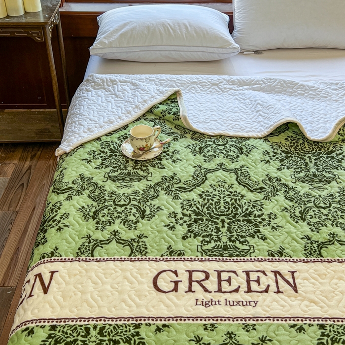 91家纺网 家纺一手货源 找家纺 悦织湾家纺 2025新款印花牛奶绒花边夹棉床盖 图腾